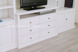 Mobile da soggiorno per Tv con libreria in legno massello stile classico e finitura laccata bianco anticato